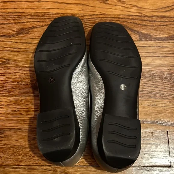 NWOT St. John’s Bay Silver Leather Flats Size 9 - Picture 7 of 7